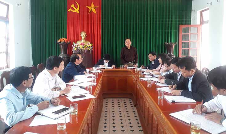 Đồng chí Trưởng ban Tổ chức Tỉnh ủy kiểm tra công tác chuẩn bị đại hội điểm ở Lệ Thủy