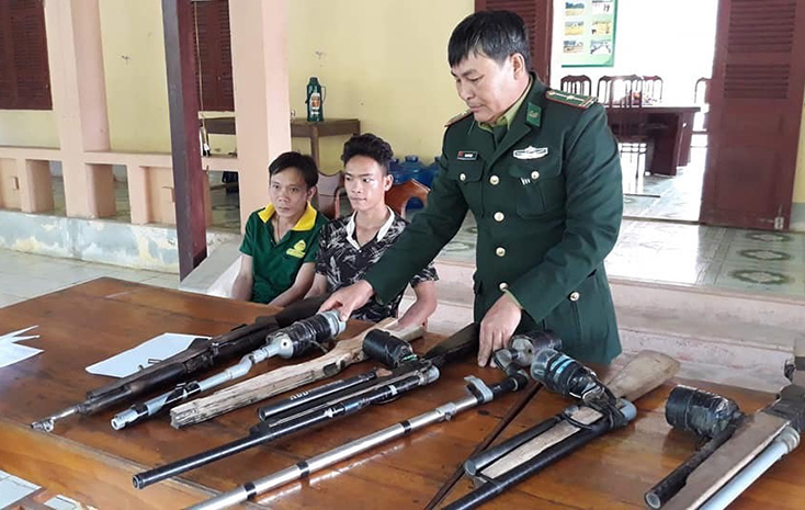 Đồn Biên phòng Cà Xèng vận động đồng bào Rục giao nộp nhiều loại vũ khí