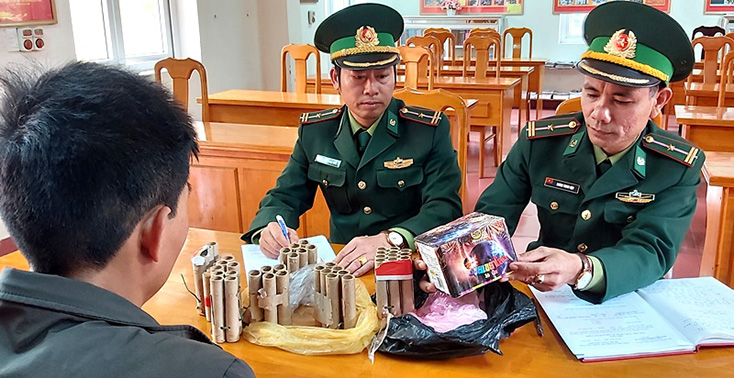 Tuyên truyền, vận động nhân dân giao nộp vật liệu nổ, pháo nổ