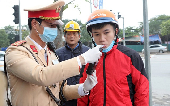 Tiếp tục kiểm tra nồng độ cồn với người điều khiển phương tiện giao thông