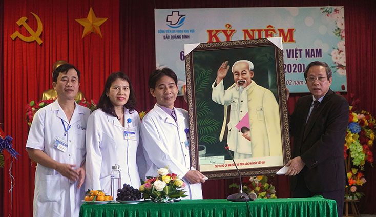 Đồng chí Bí thư Tỉnh uỷ thăm các đơn vị y tế nhân kỷ niệm Ngày Thầy thuốc Việt Nam