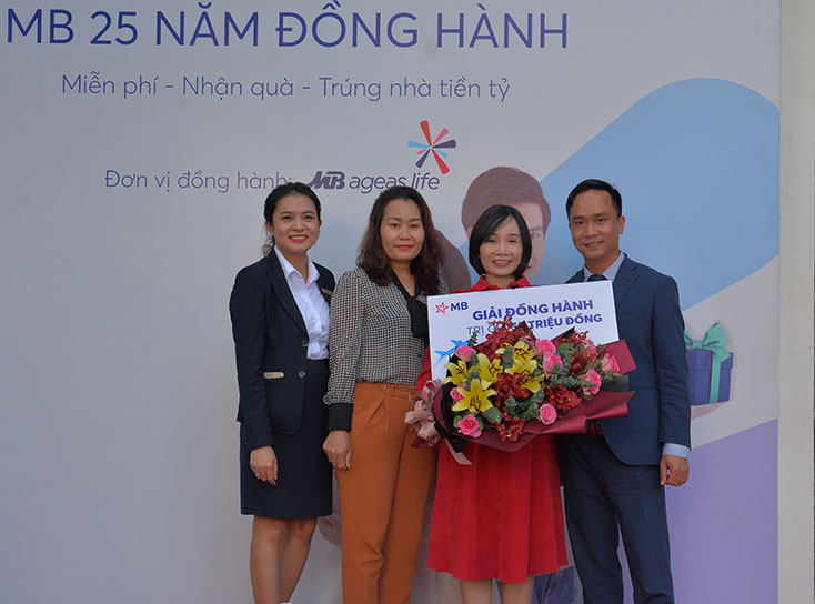 Trao sổ tiết kiệm trị giá 50 triệu đồng cho khách hàng trúng thưởng