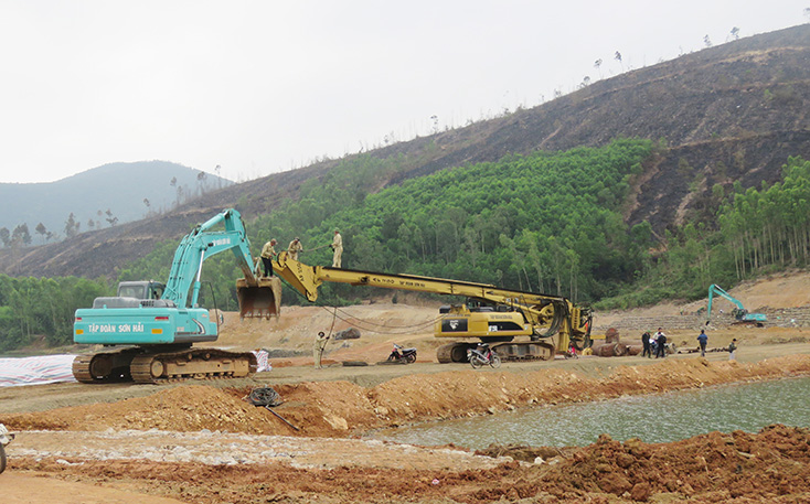 Trên công trường thi công đập thủy lợi Rào Nan
