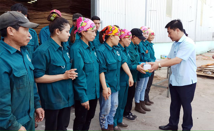 LĐLĐ tỉnh: Cấp phát 1.800 khẩu trang cho công nhân lao động
