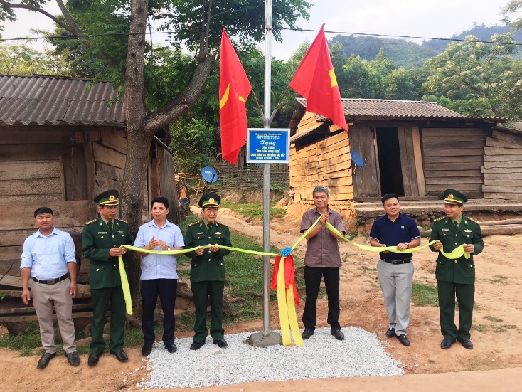 Bàn giao công trình "Ánh sáng vùng biên" cho xã Dân Hóa