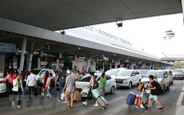 Xác minh 5 người vào Việt Nam trên chuyến bay có khách nhiễm COVID-19