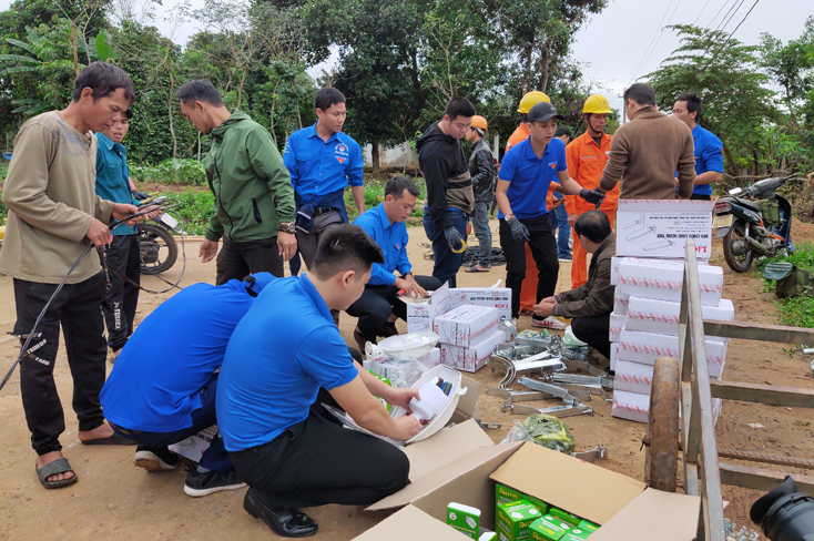 Đoàn Khối các cơ quan tỉnh thực hiện công trình thanh niên "Thắp sáng đường bản".