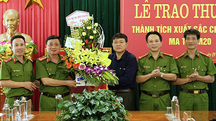 Thị xã Ba Đồn: Trao thưởng thành tích xuất sắc chuyên án ma túy M20