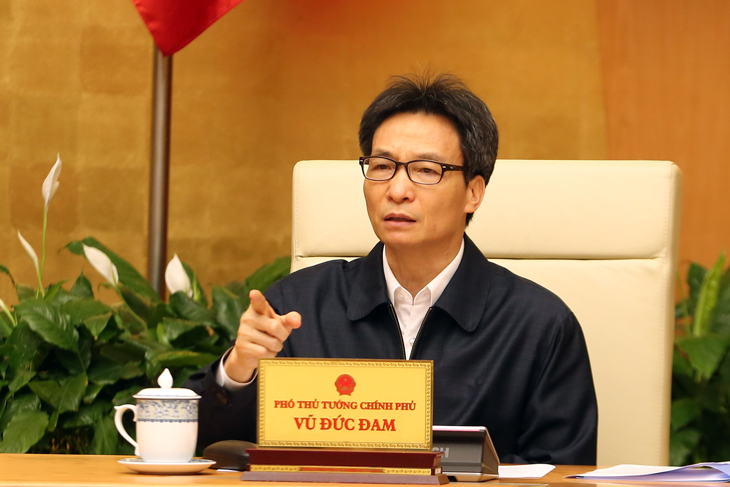 Ngăn chặn mạnh, dứt khoát hơn, không để "trong đánh ra, ngoài đánh vào"