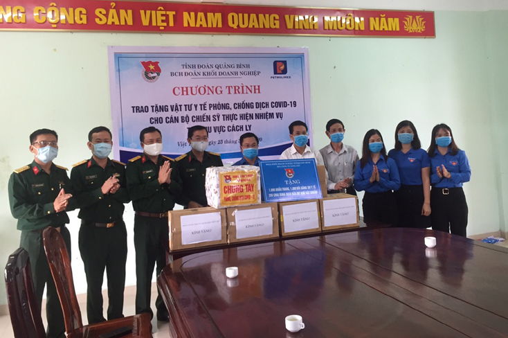 Trao tặng vật tư y tế hỗ trợ phòng chống dịch bệnh Covid-1