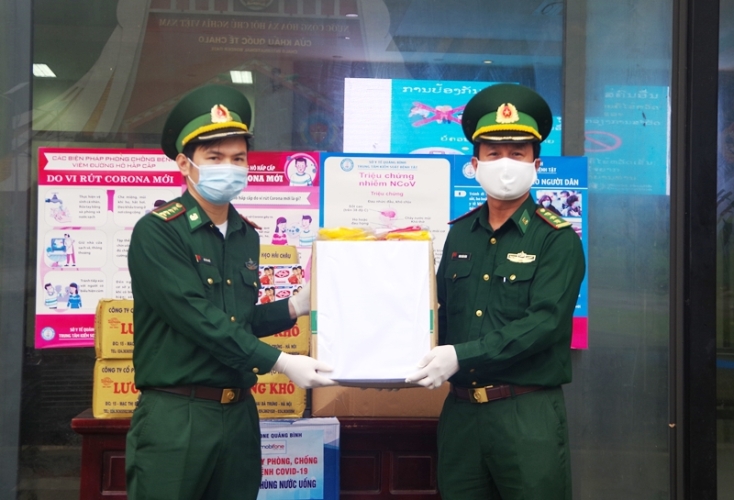 Thăm hỏi, tặng quà cho cán bộ, chiến sỹ phòng chống dịch tại Cửa khẩu quốc tế Cha Lo