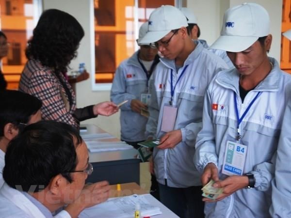Mất việc vì COVID-19: Hỗ trợ, trả lại phí môi giới xuất khẩu lao động