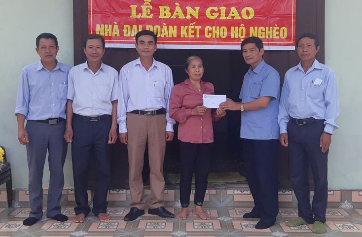 Xây dựng nhà "Đại đoàn kết" cho hộ nghèo, hộ cận nghèo