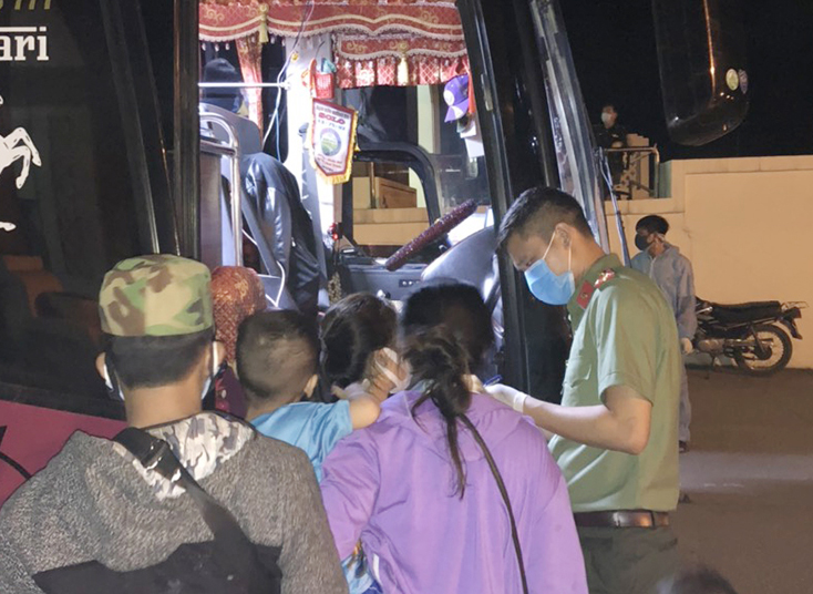 Nhanh chóng làm thủ tục nhập cảnh, hỗ trợ người dân về điểm cách ly
