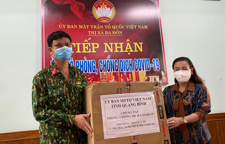 Ủy ban MTTQVN tỉnh tặng các đơn vị y tế trang thiết bị phục vụ phòng chống dịch Covid-19