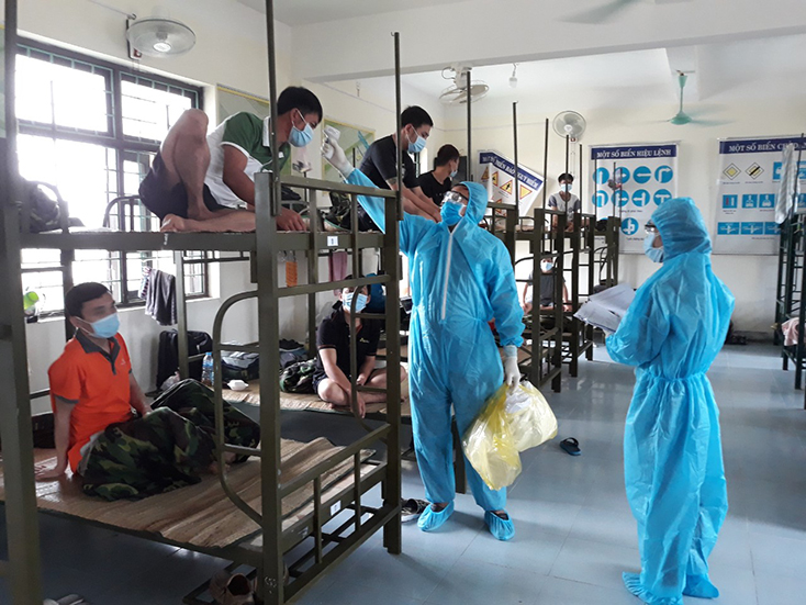 Kiểm tra sức khỏe, tặng khẩu trang cho công dân tại các khu cách ly