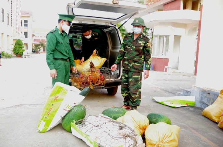 Tiếp nhận các nhu yếu phẩm phục vụ công tác phòng chống dịch Covid-19
