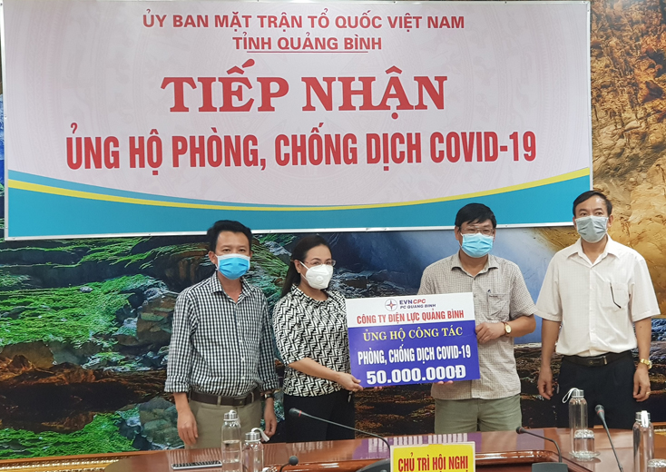 Uỷ ban MTTQVN tỉnh tiếp nhận ủng hộ phòng, chống dịch bệnh Covid-19