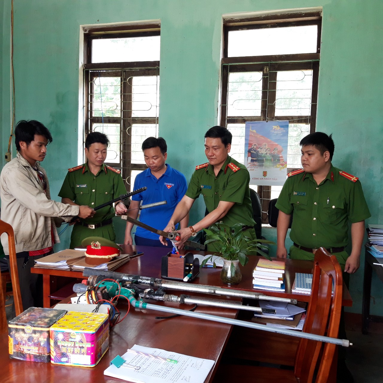 Minh Hóa: Người dân giao nộp nhiều loại vũ khí và pháo nổ