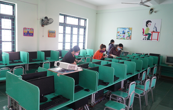 Học sinh chuẩn bị tham gia học trực tuyến trên truyền hình và qua internet