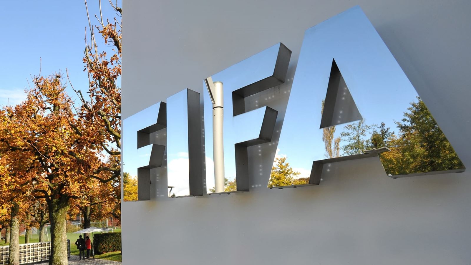 FIFA 'giải cứu' bóng đá do ảnh hưởng bởi COVID-19