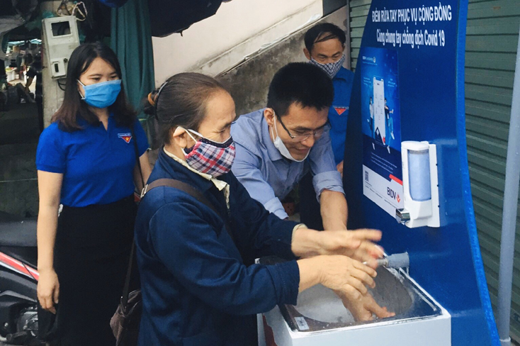 Lắp đặt điểm rửa tay phục vụ cộng đồng tại chợ Đồng Hới