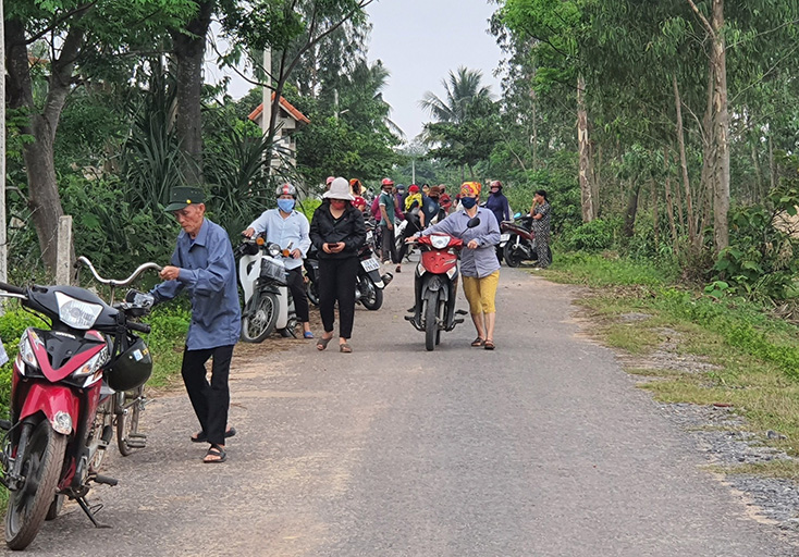 Ngăn xe chở cát đi qua làng, người dân bị hành hung