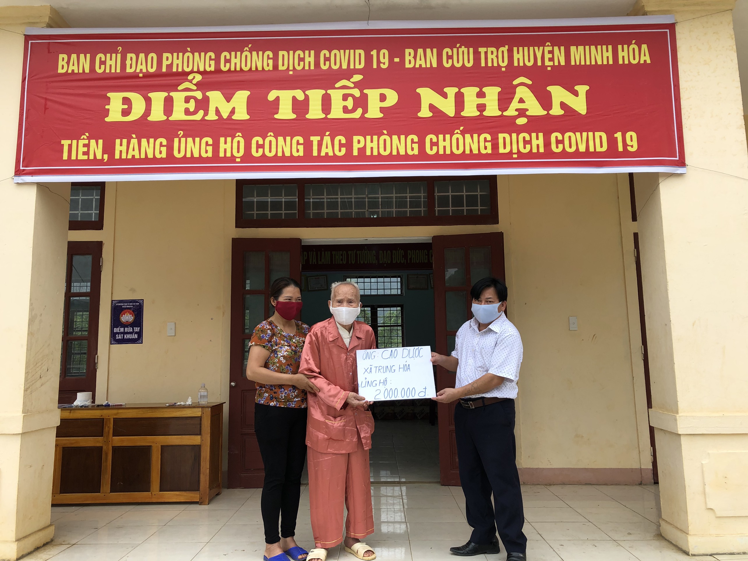 Minh Hóa: Nhiều người cao tuổi ủng hộ tiền phòng, chống dịch bệnh Covid-19