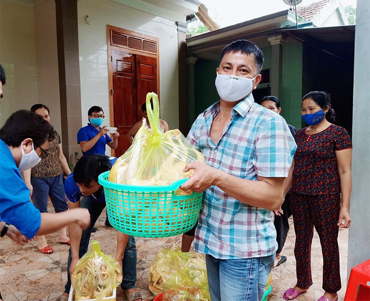 Quảng Trạch: Cụ bà 87 tuổi kêu gọi con cháu ủng hộ 100 kg thịt gà cho trung tâm cách ly