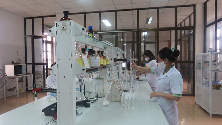 Pha chế dung dịch sát khuẩn tặng các lực lượng ở tuyến đầu chống dịch