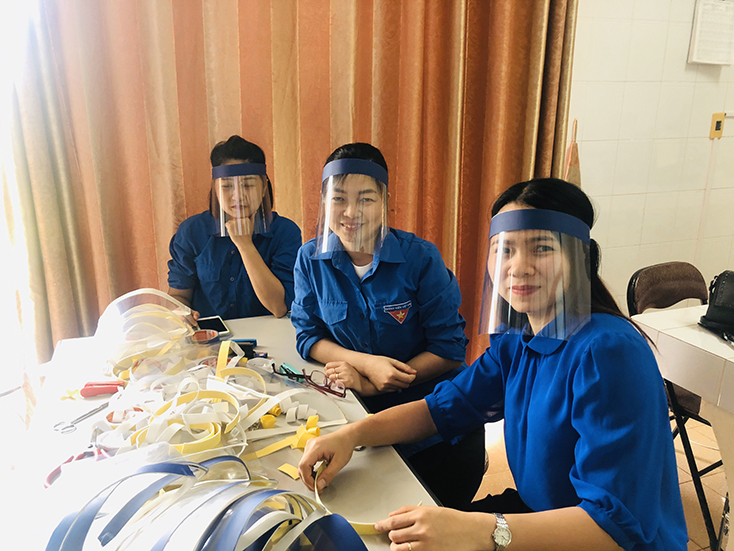 Sáng chế mặt nạ bảo hộ tặng các lực lượng chống dịch