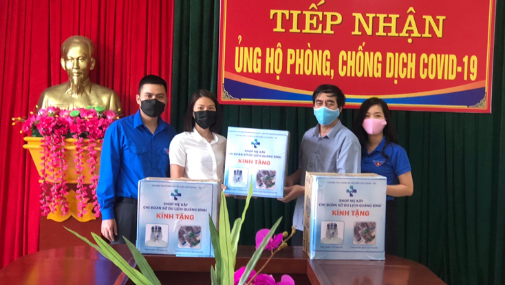 Trao tặng trang thiết bị y tế hỗ trợ phòng, chống dịch Covid-19