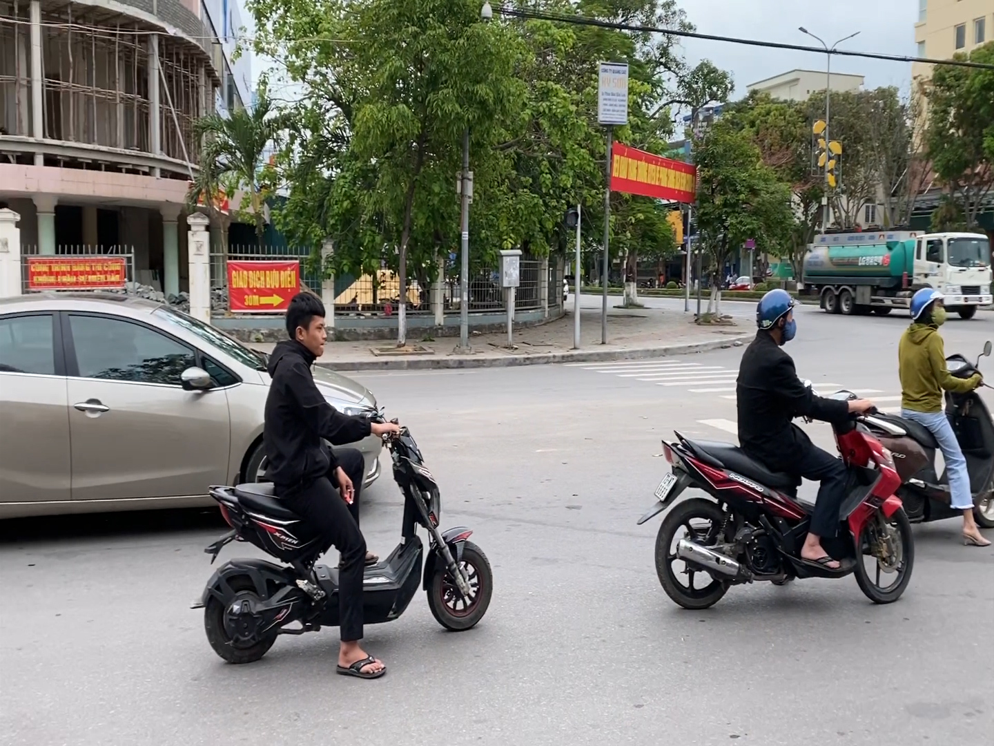 Một số người dân vẫn không đeo khẩu trang nơi công cộng