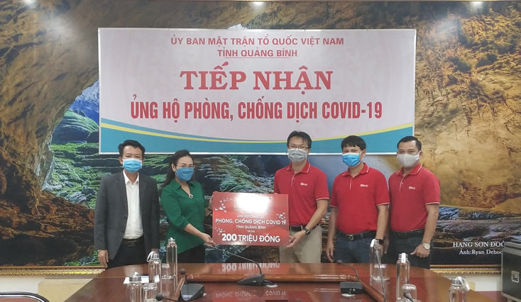 Trao 300 triệu đồng ủng hộ phòng chống dịch Covid-19