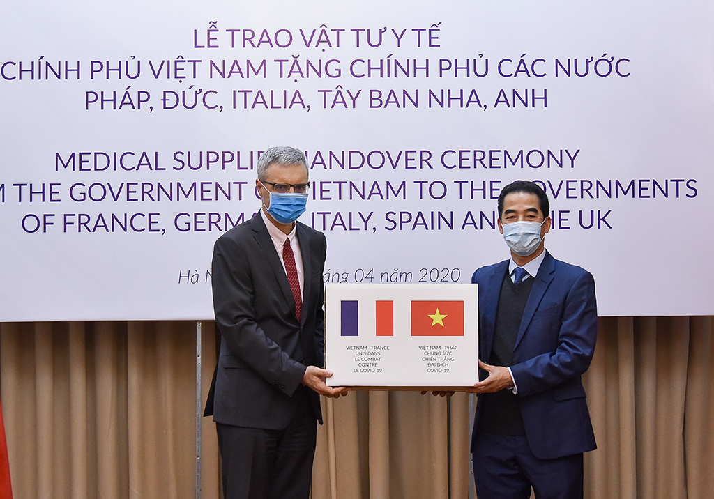 Trao quà Việt Nam gửi tặng các nước châu Âu hỗ trợ phòng chống dịch COVID-19