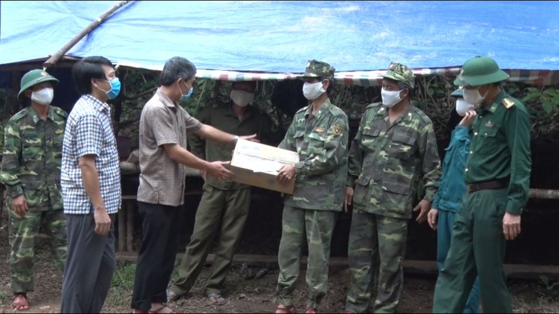 Minh Hóa: Thăm, tặng quà các chốt chặn kiểm dịch bệnh Covid-19 tại biên giới