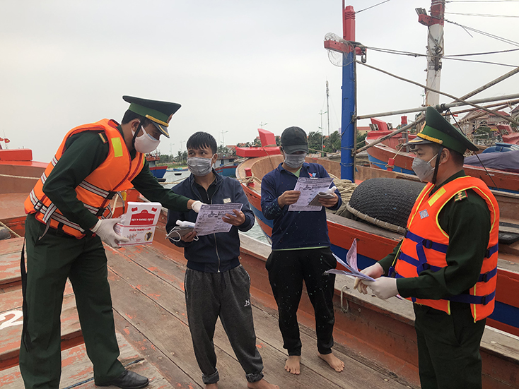 Các đồn Biên phòng tuyến biển lập tổ công tác đặc biệt cùng ngư dân đẩy lùi dịch bệnh