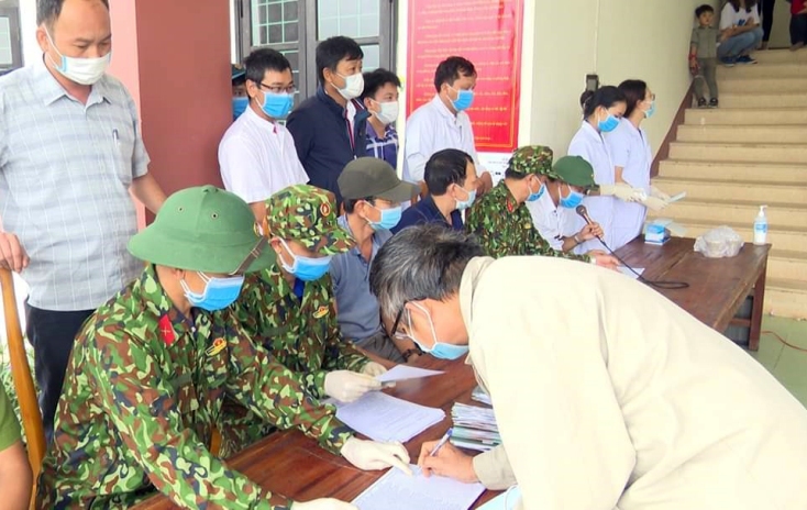 Gửi con, hai vợ chồng người lính "ra trận" chống dịch