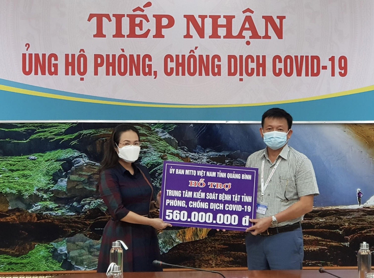 Ủy ban MTTQVN tỉnh: Trao hỗ trợ 860 triệu đồng cho các đơn vị phòng, chống dịch bệnh Covid-19
