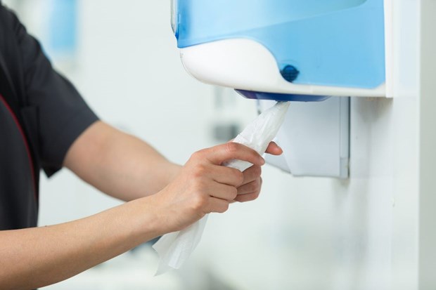 Lau khô tay bằng khăn giấy giúp phòng ngừa lây lan virus SARS-CoV-2