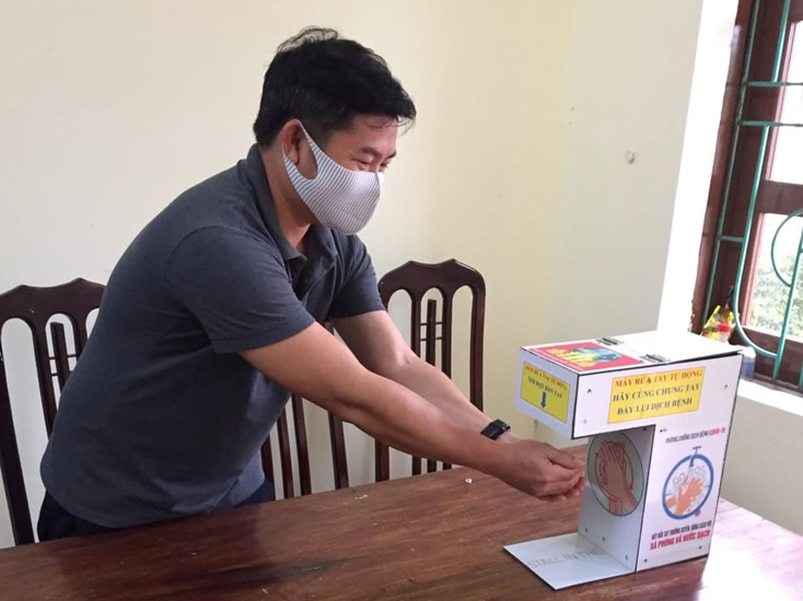Học sinh lớp 9 chế tạo máy rửa tay sát khuẩn tự động