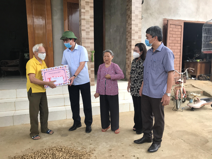 Đồng chí Phó Bí thư Thường trực Tỉnh ủy kiểm tra đời sống, sản xuất ở xã Thượng Hóa