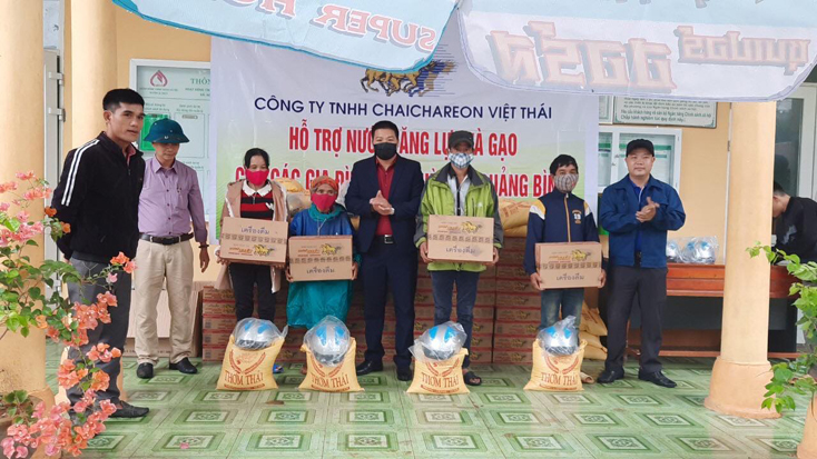 Trao 150 suất quà cho hộ nghèo huyện Lệ Thủy