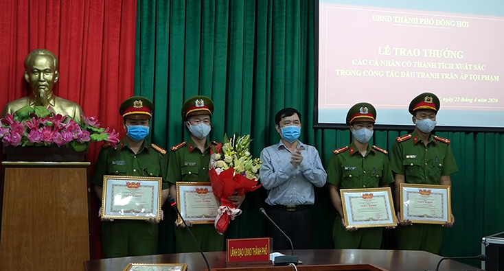 Khen thưởng các lực lượng trong đấu tranh phòng chống tội phạm