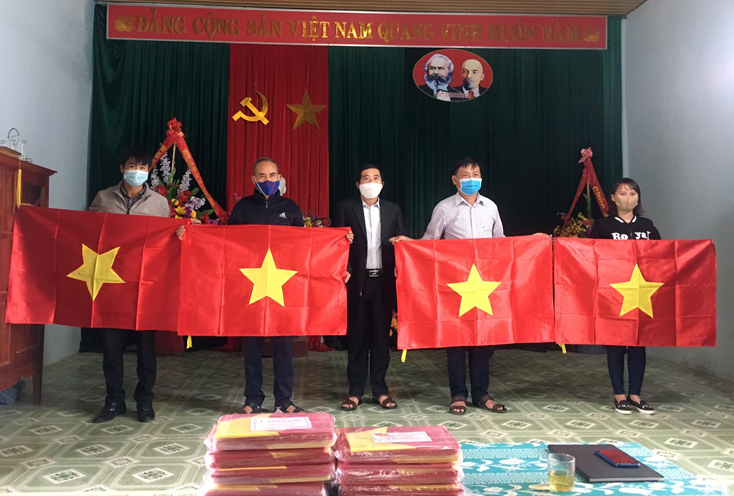 Bố Trạch: Tặng cờ Tổ quốc cho đồng bào công giáo
