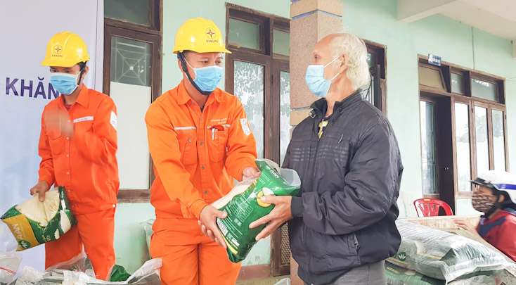 Công ty Điện lực Quảng Bình: Hỗ trợ 2 tấn gạo cho các gia đình khó khăn