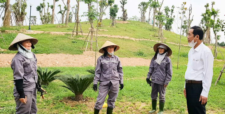 Đồng chí Chủ tịch UBND tỉnh thăm, tặng quà người lao động nhân ngày 1-5