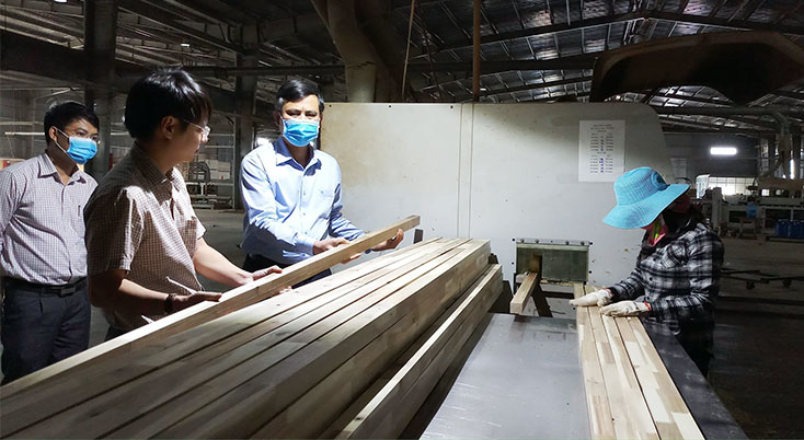 Đồng chí Phó Bí thư Thường trực Tỉnh ủy thăm, tặng quà cho công nhân