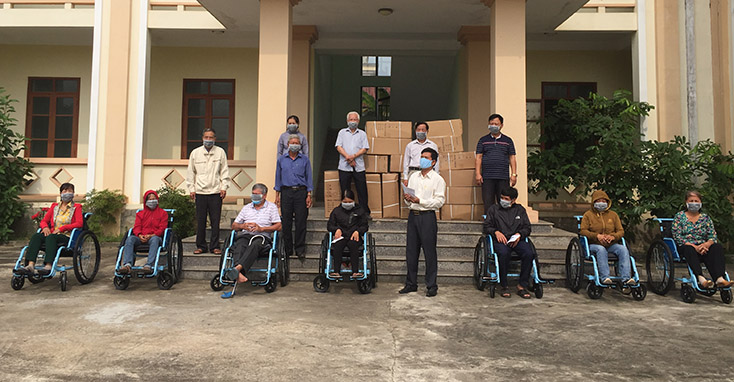 Trao xe lăn cho người khuyết tật, người có công