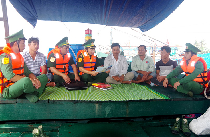 Kiểm tra công tác sẵn sàng chiến đấu và ngăn chặn tàu cá đánh bắt hải sản bất hợp pháp